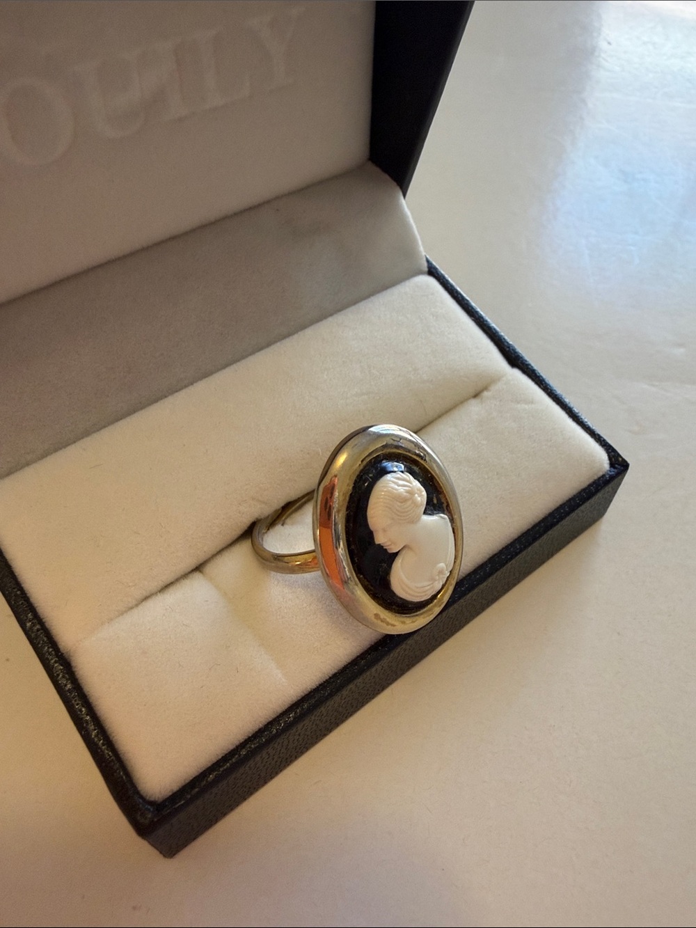 Black and White Cameo Oval Ring - Women Jewelry, size 7, adjustable. Perfect!